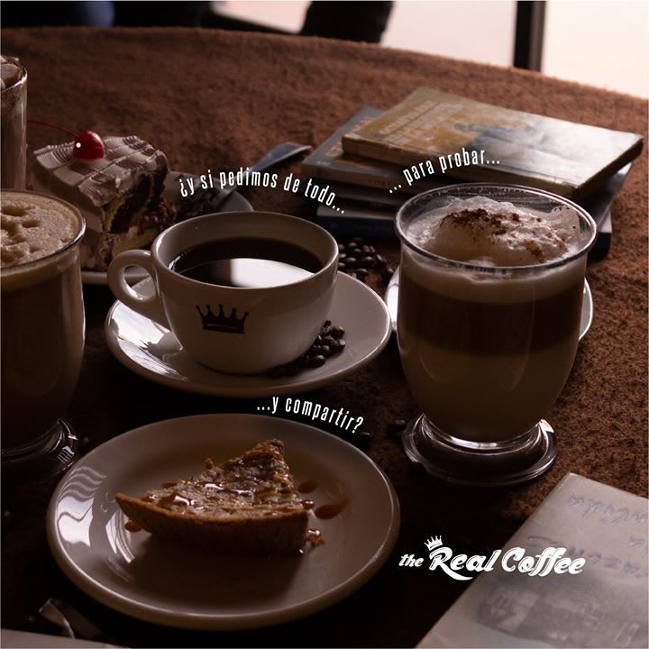 Denny's — fachada iluminada de la cadena, con una ventana que muestra un plato de pancakes y una taza de café, foto de día