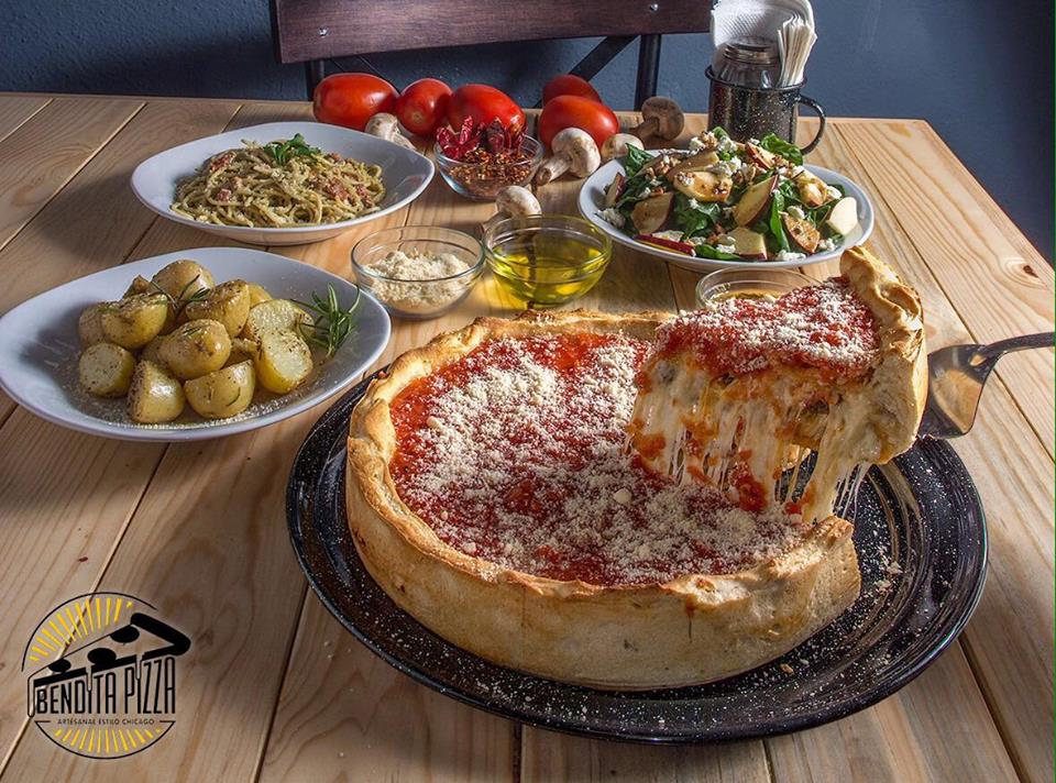 Bendita Pizza – foto de la Deep Dish Bendita con queso fundido y pepperoni, tomada en la zona de comedor de La Esperanza