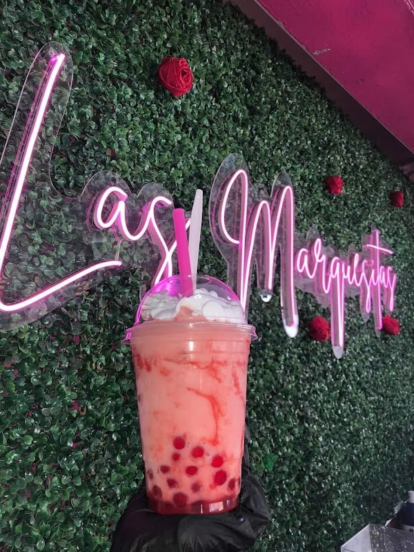 Mostrador de LAS MARQUESITAS MX con sus marquesitas y dulces típicos expuestos — vista interior