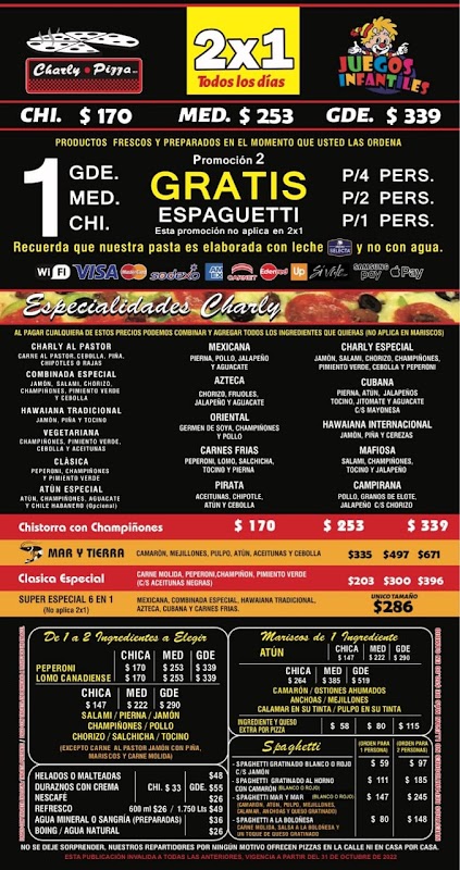 Pizza de pepperoni en iolo’s Pizza (sucursal Cd. Azteca) con la barra de milkshakes al fondo