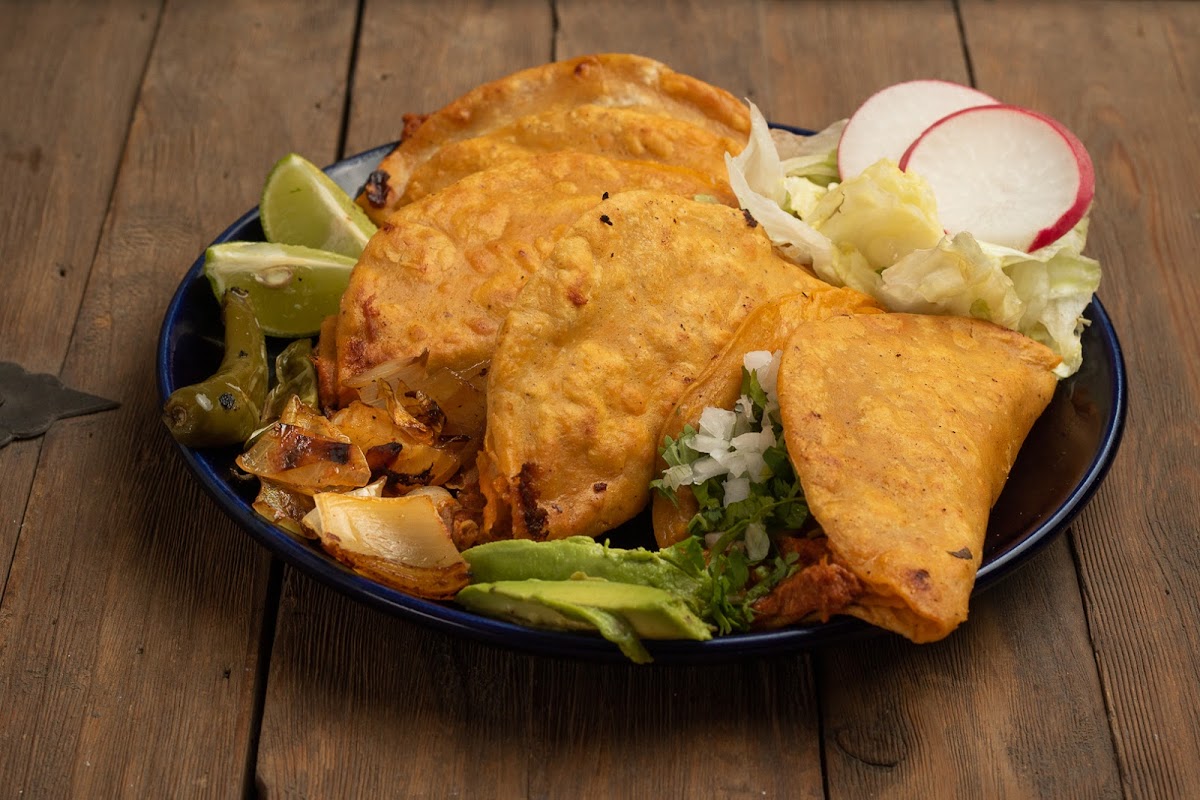 Taquería Tacos Nicco’s Yuyu con su parrilla de tacos al pastor y clientes en la barra