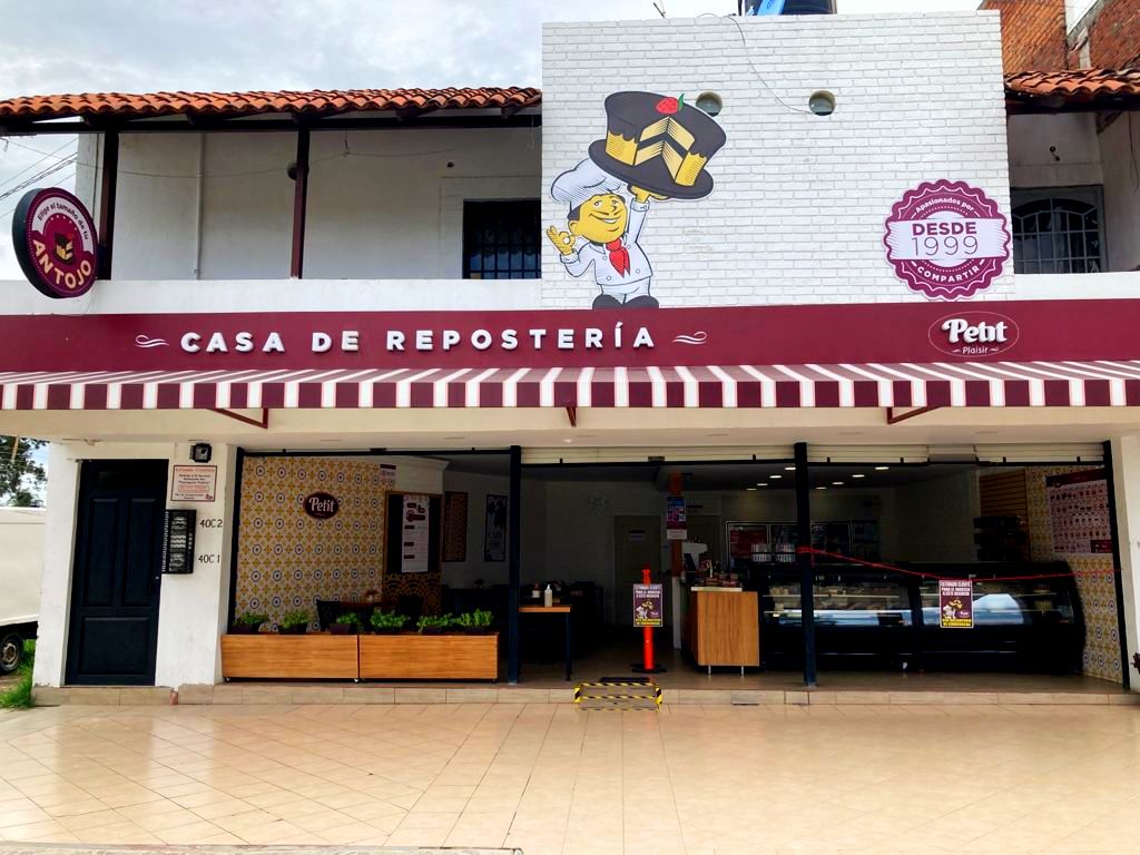 Primer plano del carrot cake y los frappes en la barra de Pastelerías Petit