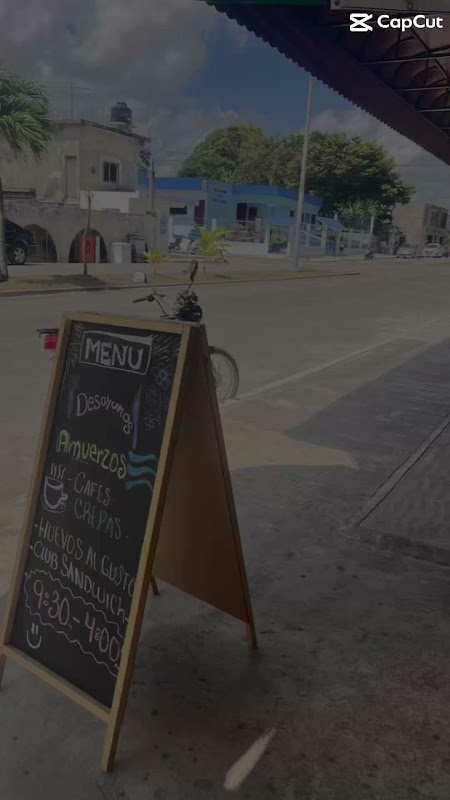 Fachada de Yom's Coffee Shop en la esquina de Av. Benito Juárez, mostrando su letrero y la calle transitada