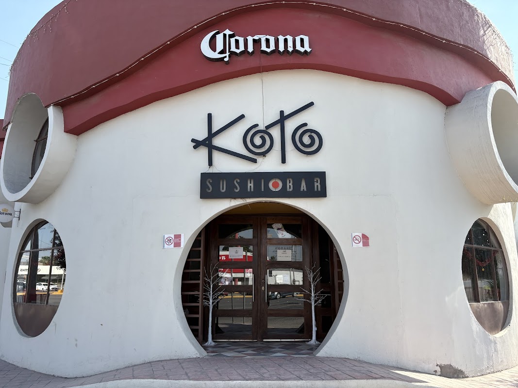 Vista del interior de Koto Sushi Bar Gómez con barra de sushi y platos de sushi recién preparados