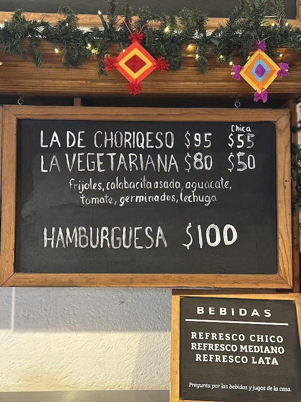 Hamburguesa jugosa con queso fundido y papas fritas en la mesa de Hamburguesas Olimer — primer plano.