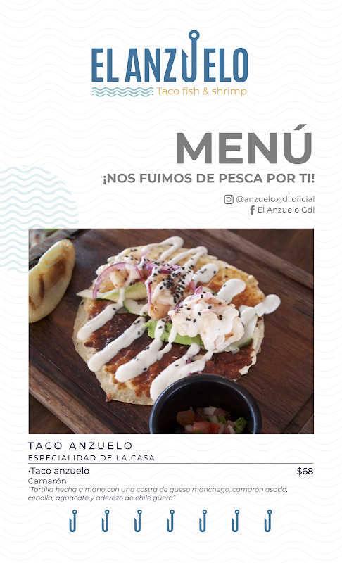 Camarón al ajillo en Mariscos Ponte Trucha Negro — camarones brillantes en salsa de mantequilla de ajo, con barra de chefs al fondo
