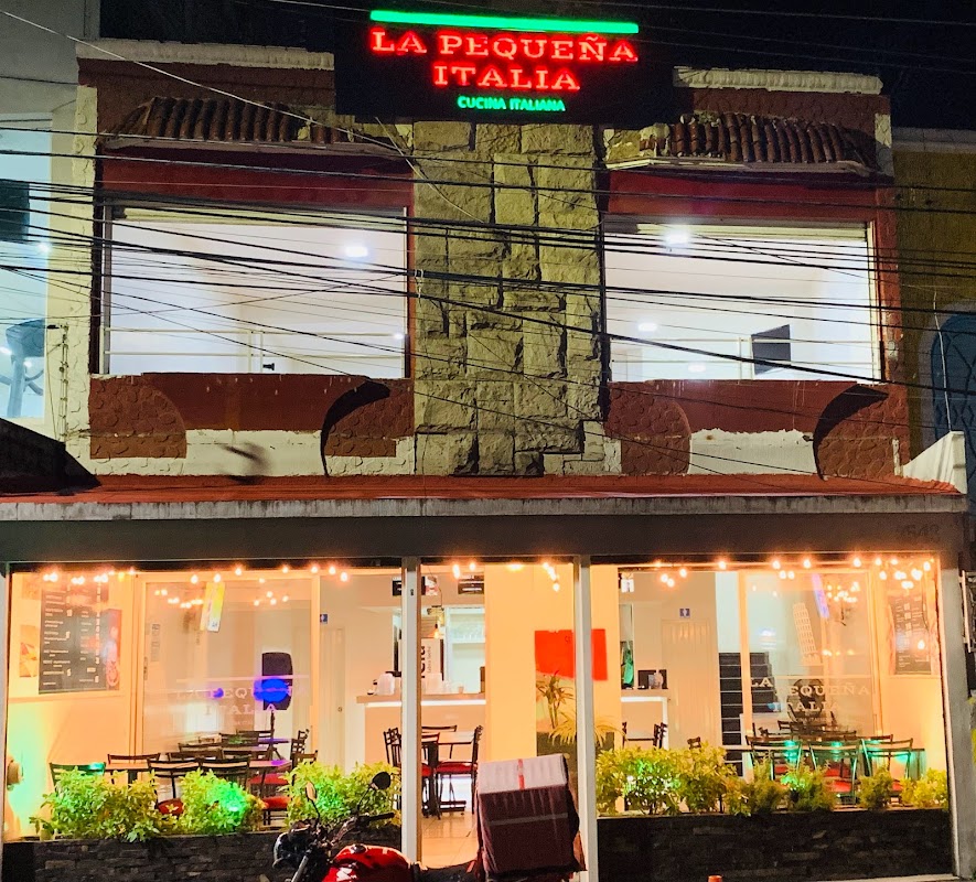 Fachada de La pequeña Italia en Av Río Nilo con su letrero y clientes en la acera
