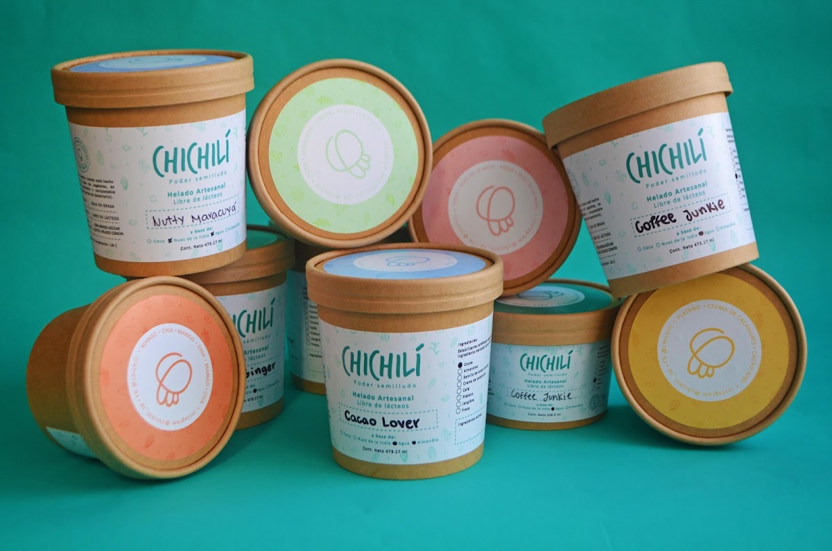 Copa de helado de maracuyá con brownie vegano y coco en Chichilí Helado Vegano — primer plano del postre