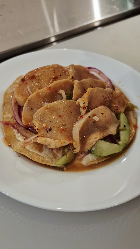 Ceviche de camarón y tostada de aguachile en Cevichia, con jugo verde y michelada al lado — foto de mesa del comedor