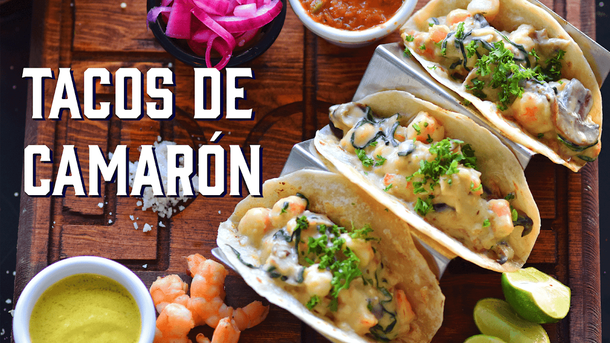 Tapas de cerveza en Dogos & Beer, con letrero de perro iluminado
