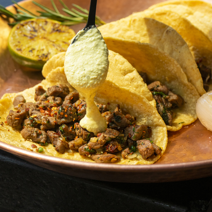 Tacos de cabeza con chicharrón en El Diputado y La Meche, servidos en plato de barro