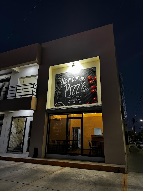 Fachada de Happy Box Pizza en Calle Gral. José María Yáñez, con letrero de neón iluminado por la noche