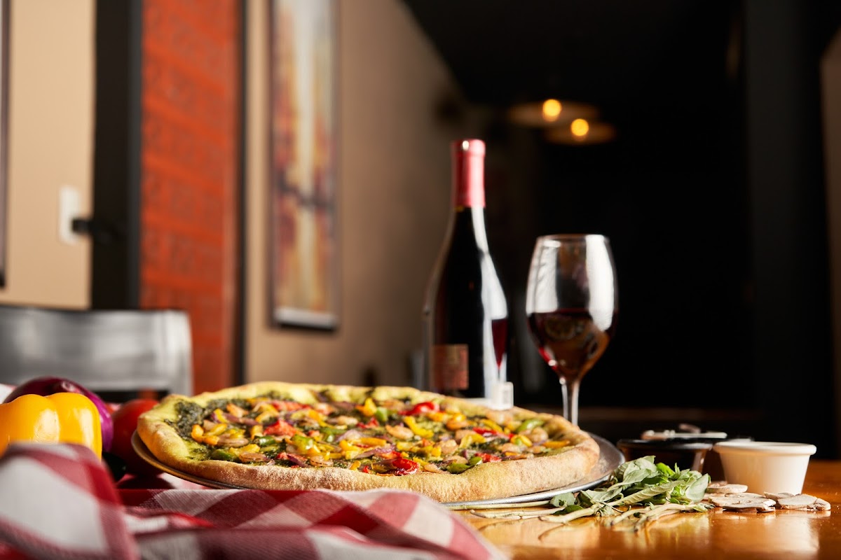 Pizza quattro formaggi recién salida del horno en VENERDI, mostrando la masa inflada y el queso fundido