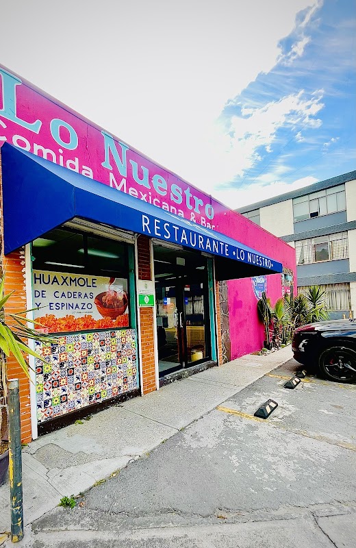 Alto México — jardín exterior con juegos y una mesa de desayuno mostrando rompope de frutas