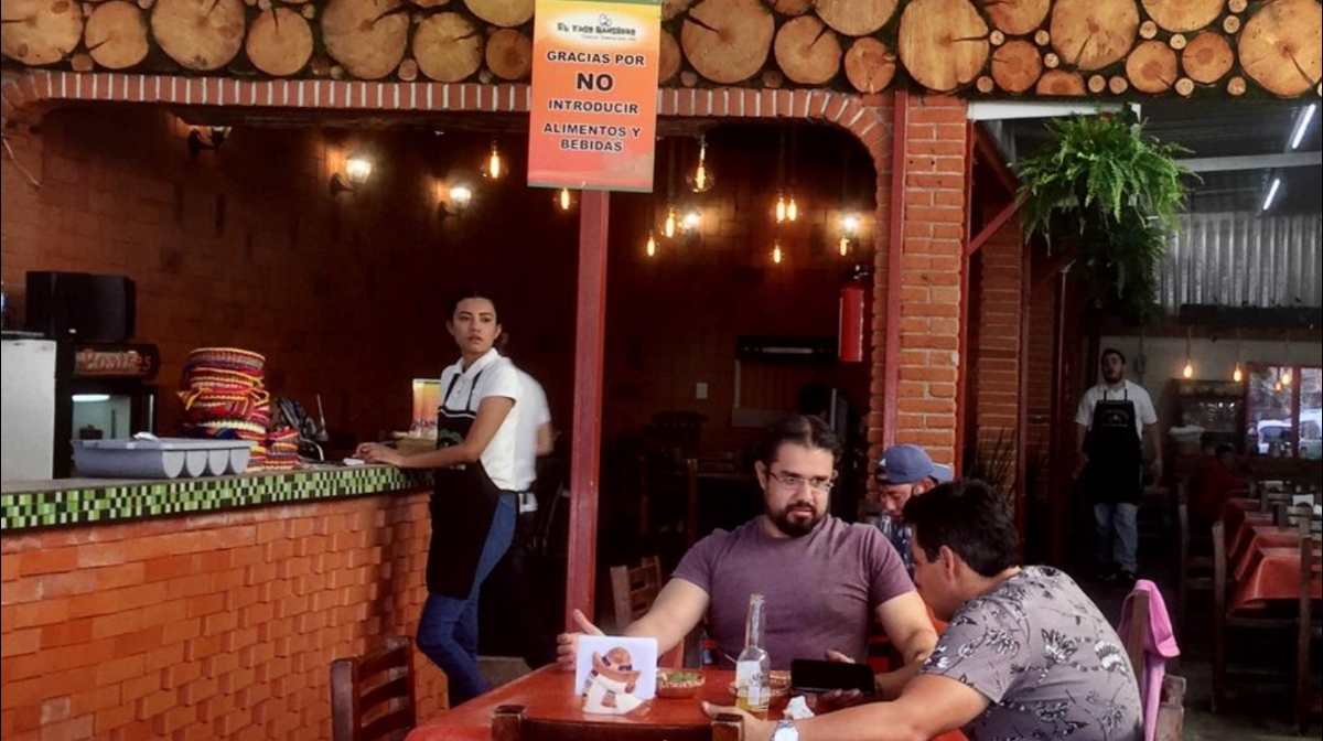 El Taco Ranchero – puesto en Av. Vicente Guerrero con música en vivo, tacos de barbacoa y una jarra de pulque sobre la mesa