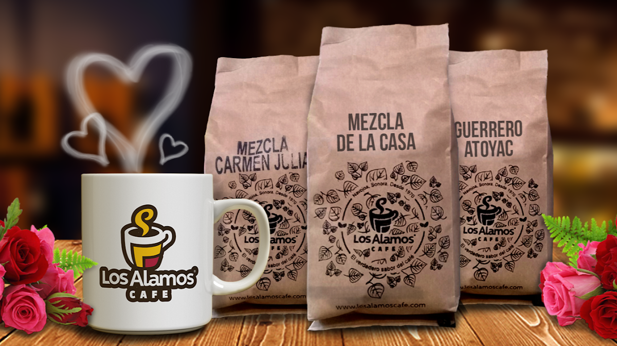Café con leche y rebanada de pastel de chocolate en Los Álamos Café – mesa de madera con plantas y luz natural