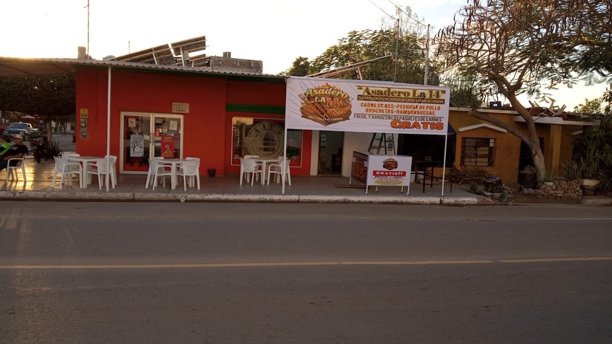 Plato de cahuamanta con limón en Mariscos La Bahia — primer plano del plato y interior del restaurante