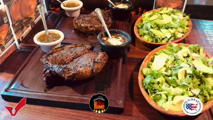 Costillas ahumadas y plato de caldo en La Casa De Humo Huatusco — primer plano del plato