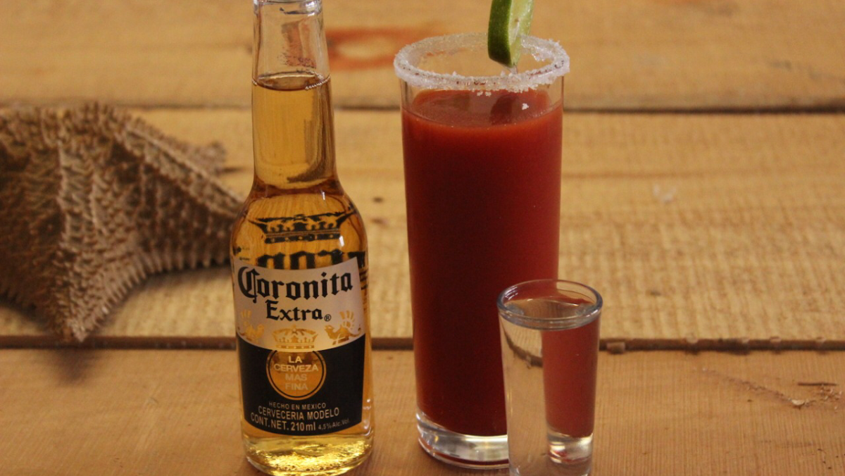 Mostrador de Mariscos Cocodrilo con una bandeja de camarones en salsa picante y una jarra de michelada con sal de gusano