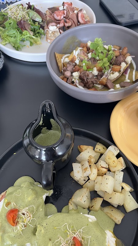 María 33 con su horchata y molletes en la terraza del centro