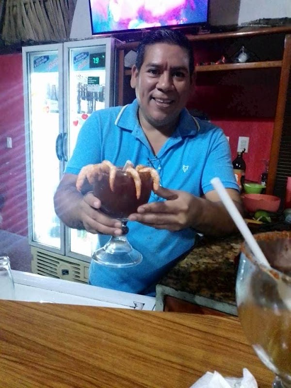 Camarón al ajillo en Mariscos Rio Jamapa — camarones brillantes en salsa de ajo, vista del río de fondo