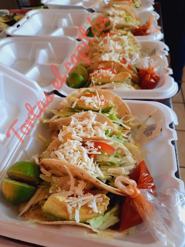 Restaurante Chelita — mesa con tacos de cerdo y sopa de tortilla, interior iluminado