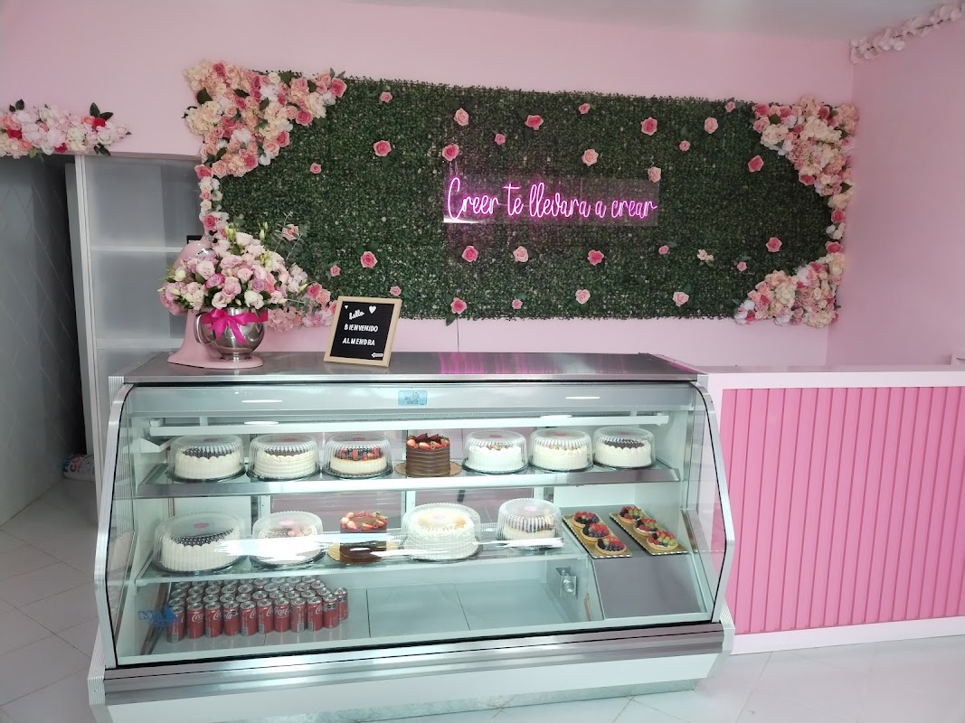 Pastel de almendra y café en Almendra — toma del interior con pasteles en vitrina