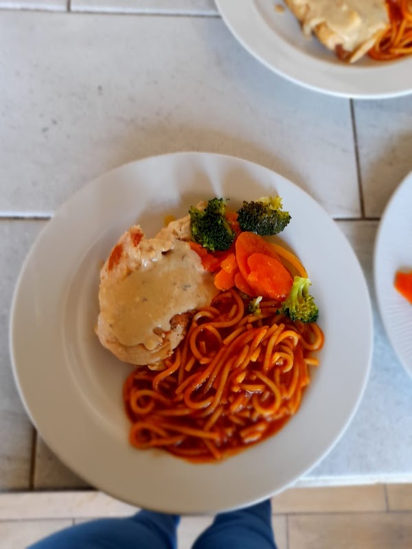 Plato de menudo y torta de milanesa en Restaurante El Taray, mostrando la porción abundante y los acompañamientos — foto del interior del plato