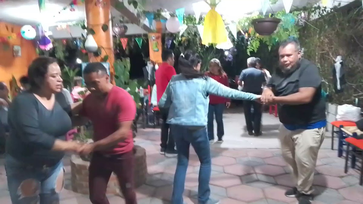 Mostrador de Jonacatepec Morelos con tazones de pozole humeante y clientes en fila