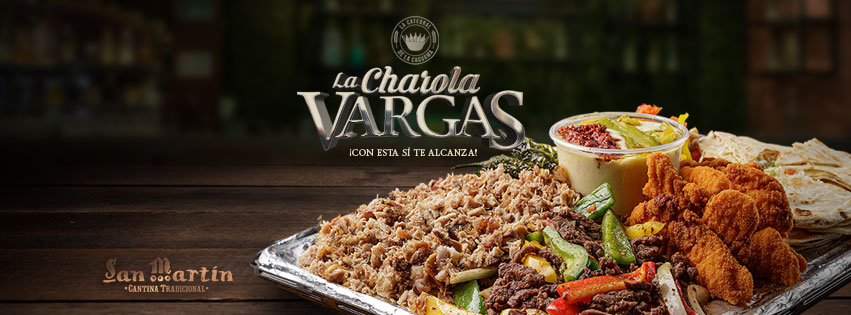 Mesa de brunch en Gula con huevos, chilaquiles y mimosas — enfoque en los platos y vasos