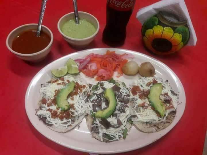 Camarones al ajillo en El Tío Capitán — plato servido con limón y pan crujiente