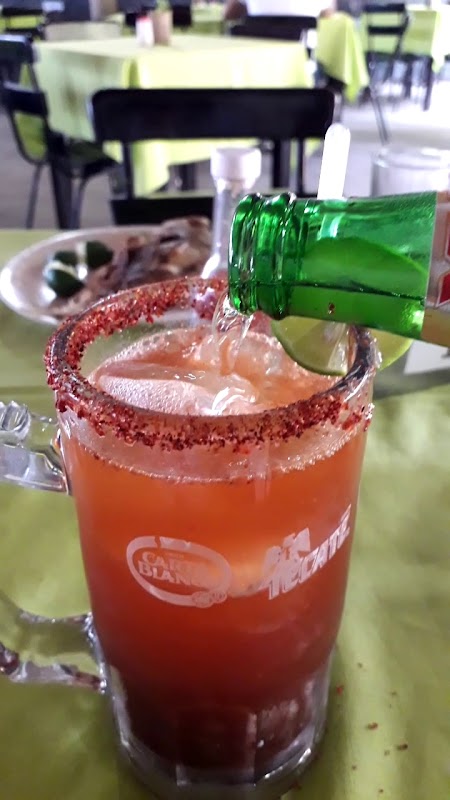 Ceviche de camarón en Restaurante La Teca — bol con trozos de camarón, cebolla morada y cilantro