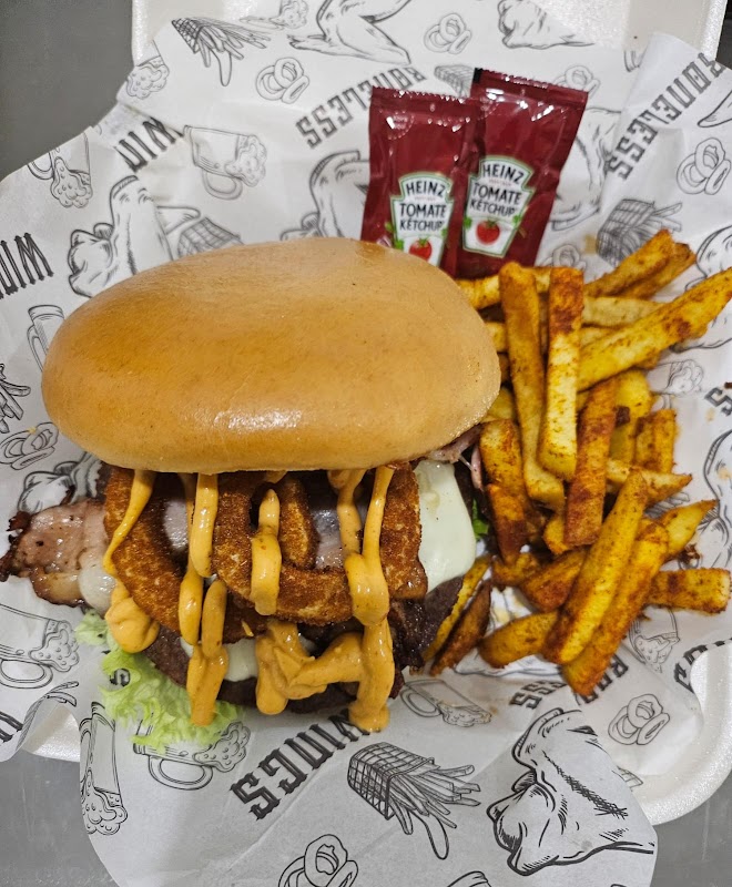 Carl´s Jr. Oriente mostrando el mostrador con una hamburguesa Western Bacon Cheeseburger y papas fritas