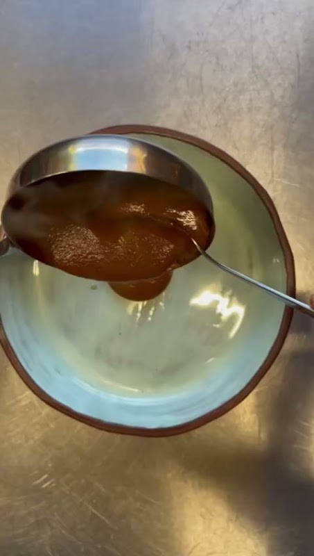 Vete a La Birria. – quesabirria crujiente acompañada de consomé humeante