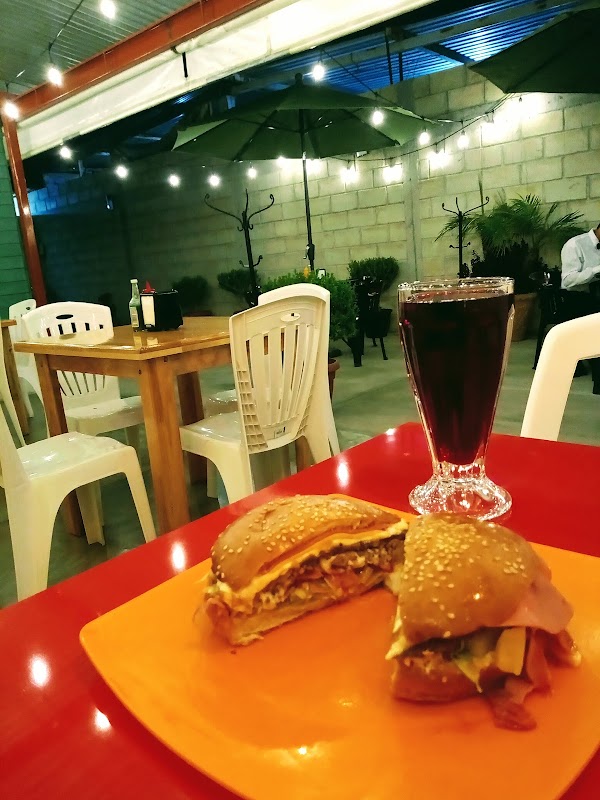Hamburguesa de chorizo con queso y papas fritas en la barra de Happy Happy Burger — vista interior