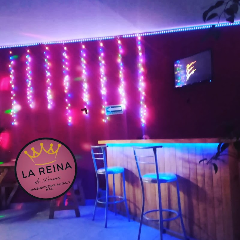 La Reina patio con una hamburguesa, tacos de arrachera y una michelada sobre la mesa