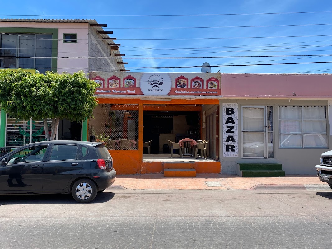 Cocina abierta de D’ CORDERO mostrando tacos de pescado y una salsa verde brillante