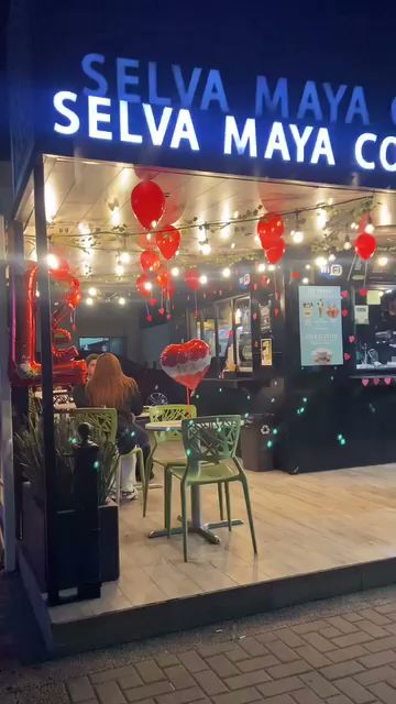 Mesa en Biznaga Café con una porción de tarta de limón y el espacio abierto al fondo