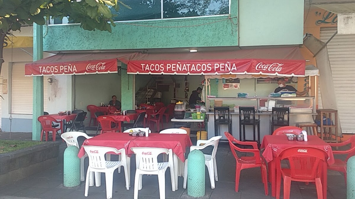 Taquería Tacos Peña en la calle 16 de Septiembre, con tacos de carne asada servidos en su tradicional comal