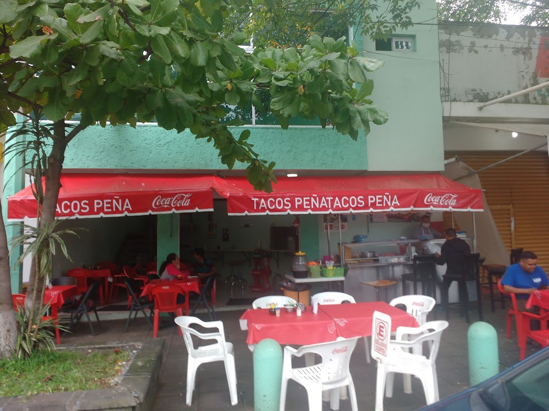 Tacos Peña – puesto de tacos frente al IMSS en 16 de Septiembre 604, con tacos al pastor servidos en una bandeja de cartón