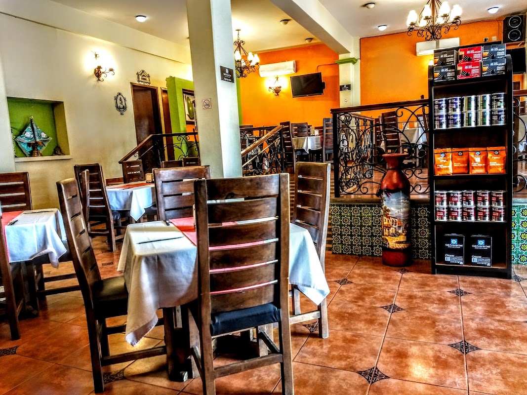 Buffet de La Candelaria con camarones, molcajete y platos tradicionales, mostrados en una mesa amplia bajo luz cálida