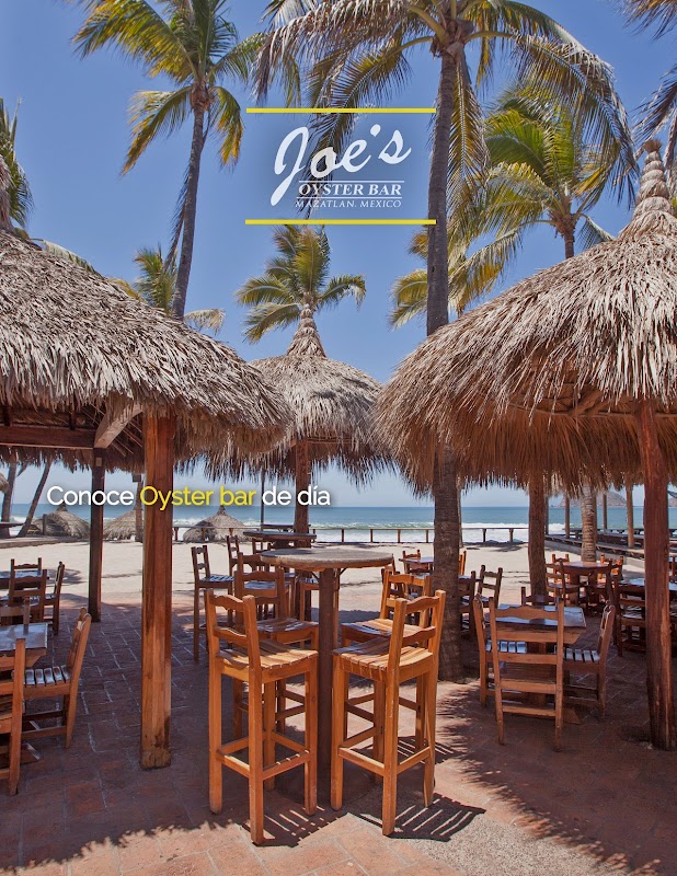 Barra al Mar Restaurante de Mariscos — vista al mar con mesas al aire libre y platos de ceviche sobre la barra