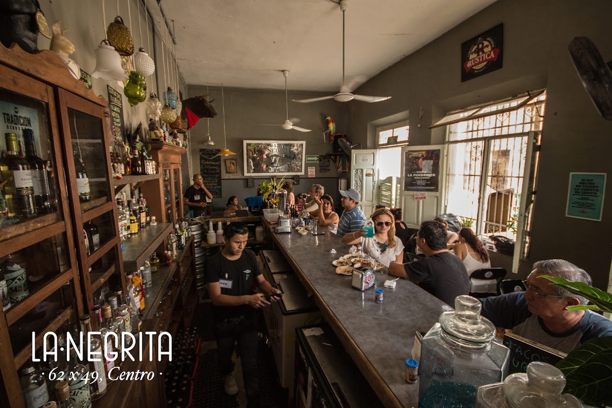 Bar deportivo Monk Sportsbar con pantallas gigantes y cócteles sobre la barra