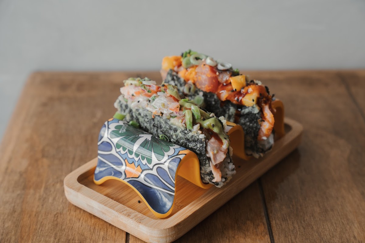 Plato de sushi tacos en Kōfuku, presentación en plato de cerámica, detalle de relleno de atún y aguacate