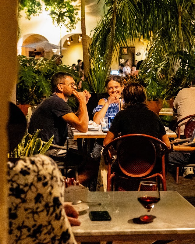 La Tratto Santa Lucía – barra de madera con platos de pasta y menú en la pared