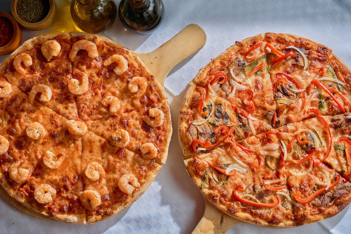 Trattoria La Pasta Montejo – fachada en la avenida Montejo con una pizza frita y clientes disfrutando