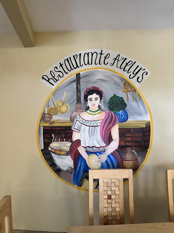 Restaurante Arely's con su mesa servida de mole rojo, arroz y frijoles — enfoque en el plato y decoración interior