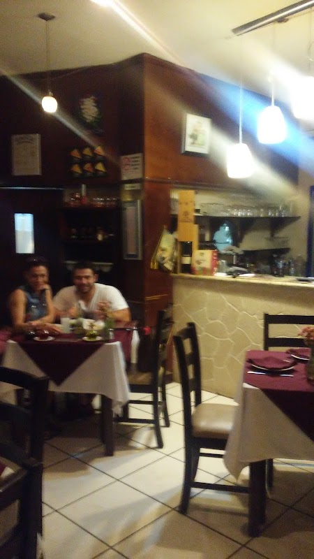 Patio con violinista y una tabla de carpaccio en Il Cielo Italia, luz tenue al atardecer