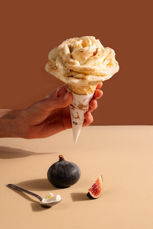 Helado de vainilla con pétalos de flores comestibles en Amorino – primer plano del postre