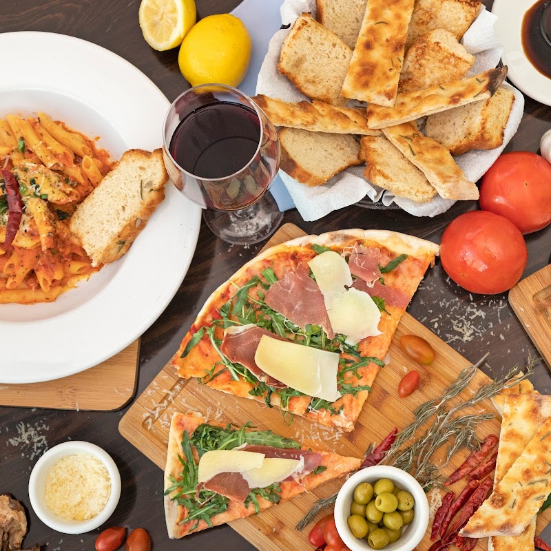 Arlecchino Ristorante Pizzeria – pizza de mariscos recién salida del horno de leña